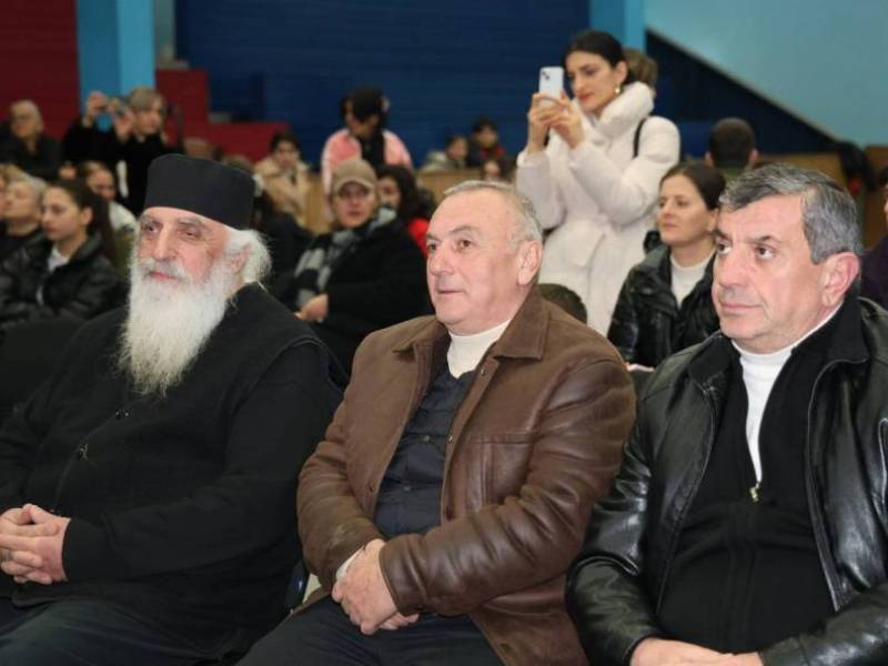 ცაგერის მუნიციპალიტეტის მერი მოადგილეებთან ერთად ცაგერის წმინდა ილია მართლის სახელობის გიმნაზიაში საშობაო ღონისძიებას დაესწრო